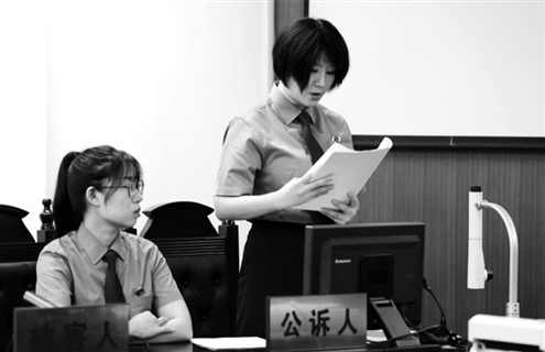 右侧为办理此案件的孙文东检察官